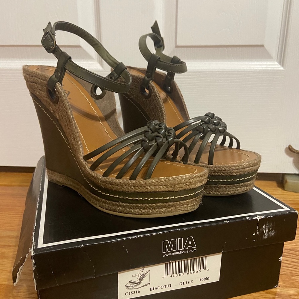 Summer wedge